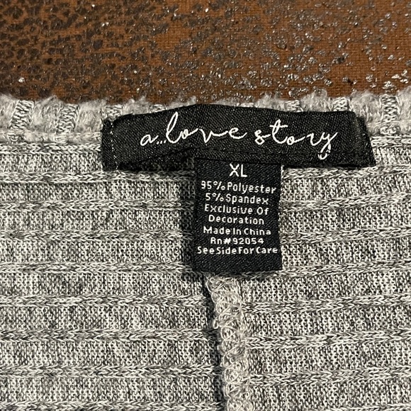 🩶A Love Story🩶 Women’s 3/4 Sleeve Sweater Size XL with Gold chain Detailing - Picture 2 of 7